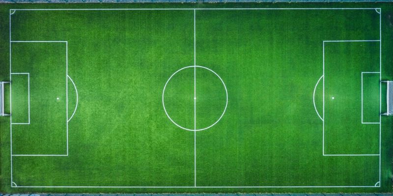 Football pitch Tiếng việt là gì
