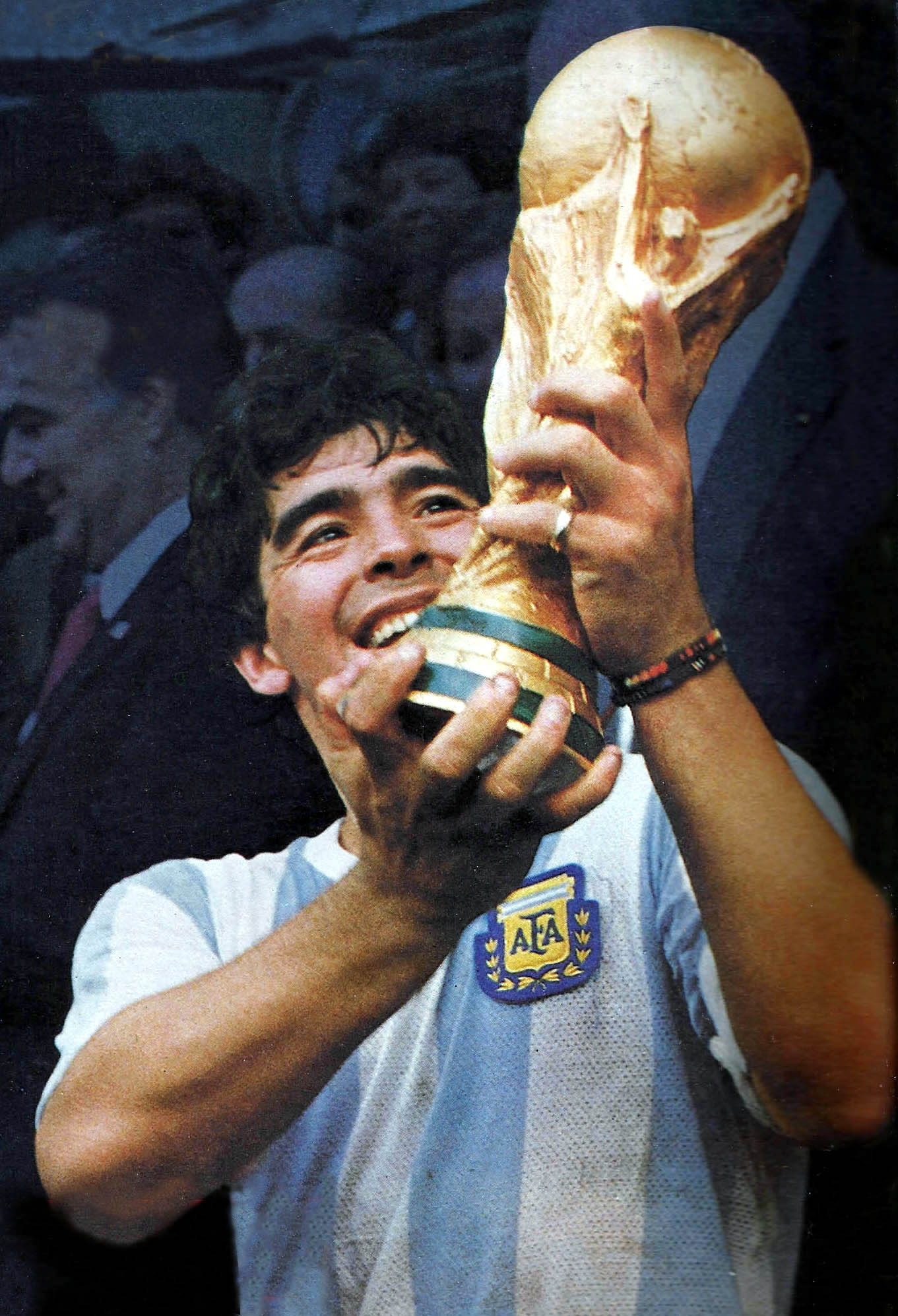 Top 2: Diego Maradona - Biểu tượng nổi loạn và thiên tài kỹ thuật, dù không hoàn toàn là tiền đạo thuần túy nhưng ghi dấu ấn với những pha làm bàn quan trọng