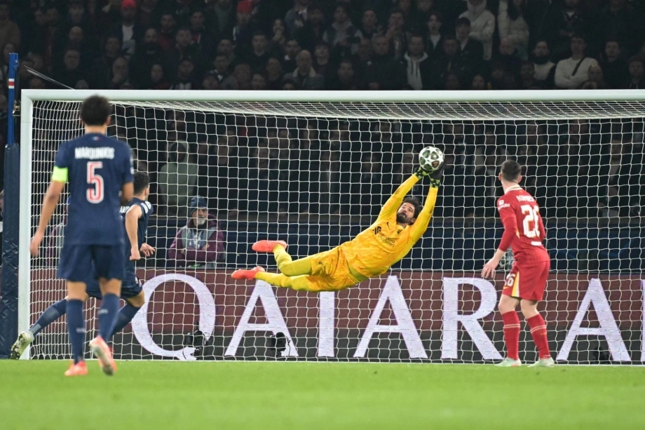 Top 9: Alisson Becker - Thủ môn với những cú sút xa đẳng cấp